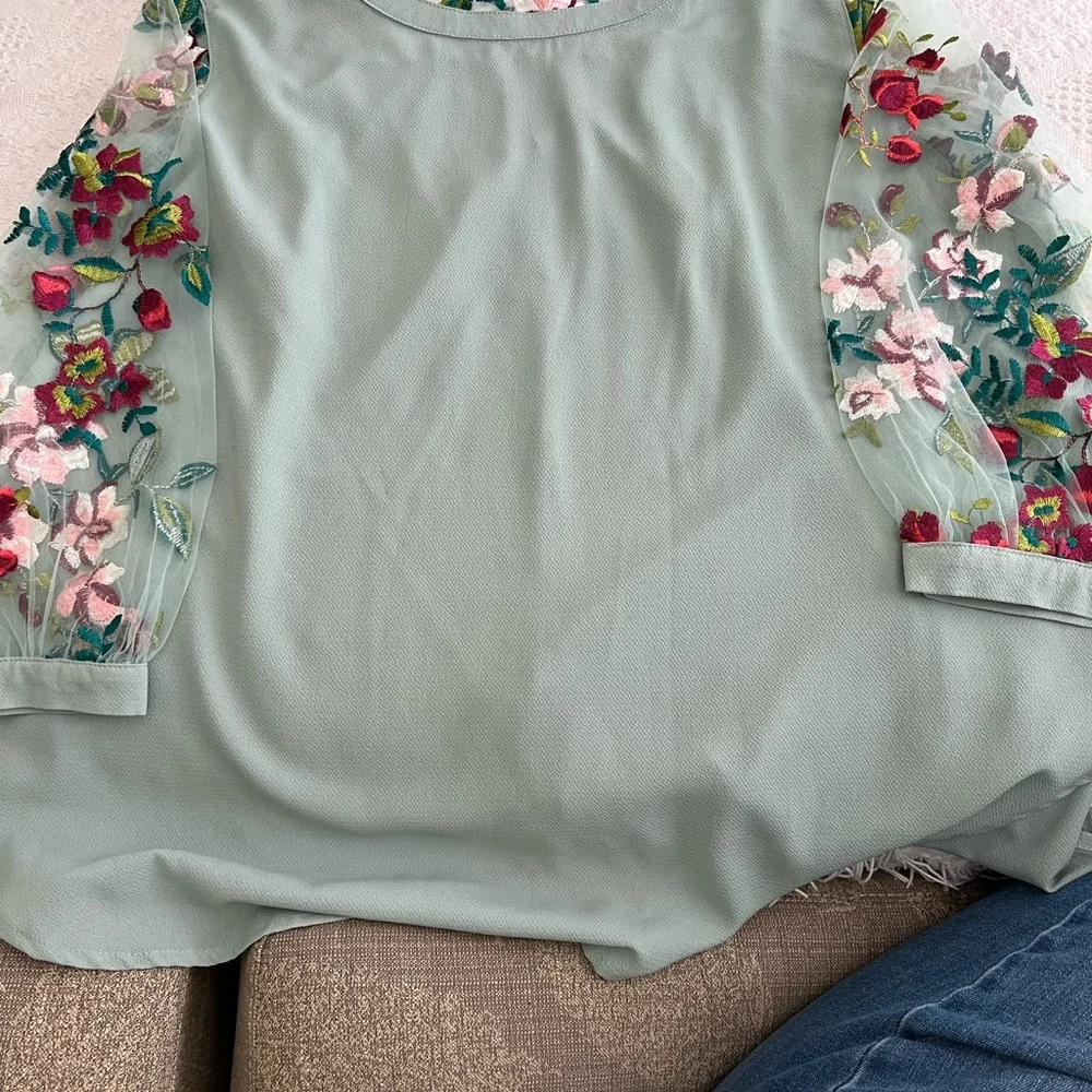 Seafoam green shirt with shear embroidered sleeves -medium - Picture 8 of 8